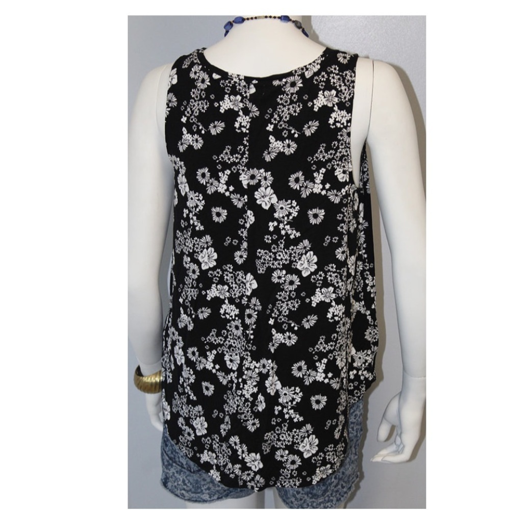 Old Navy Black and White Sleeveless Floral Tank Size Large - Picture 4 of 4